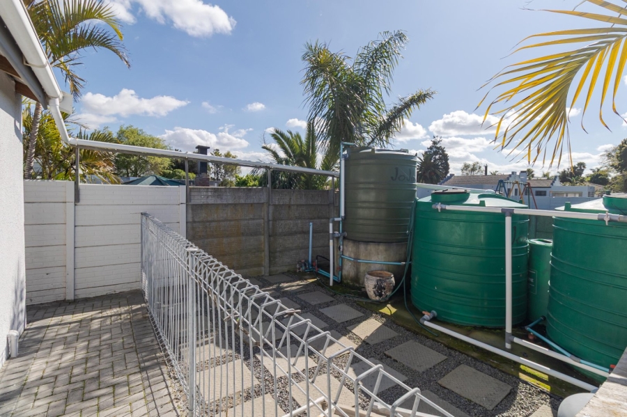 5 Bedroom Property for Sale in Loucharmante Western Cape